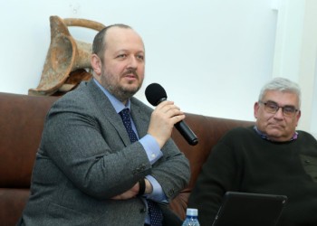 Adrian Papahagi, moment de luciditate și decență după o serie de derapaje șocante: „Lasconi ia mai multe voturi de la Simion decât de la Nicușor și trebuie încurajată să continue”. Profesorul clujean a folosit nenumărate invective la adresa liderei USR, iar în cazul lui George Simion s-a referit la presupusa etnie a acestuia