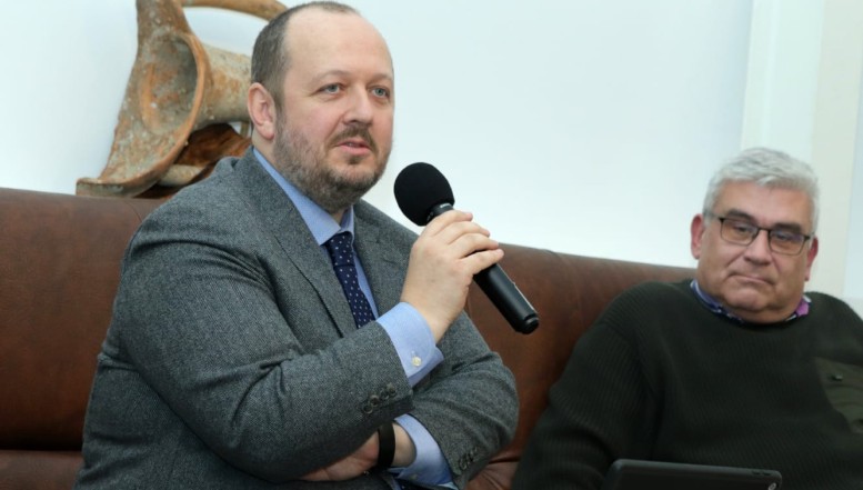 Adrian Papahagi, moment de luciditate și decență după o serie de derapaje șocante: „Lasconi ia mai multe voturi de la Simion decât de la Nicușor și trebuie încurajată să continue”. Profesorul clujean a folosit nenumărate invective la adresa liderei USR, iar în cazul lui George Simion s-a referit la presupusa etnie a acestuia
