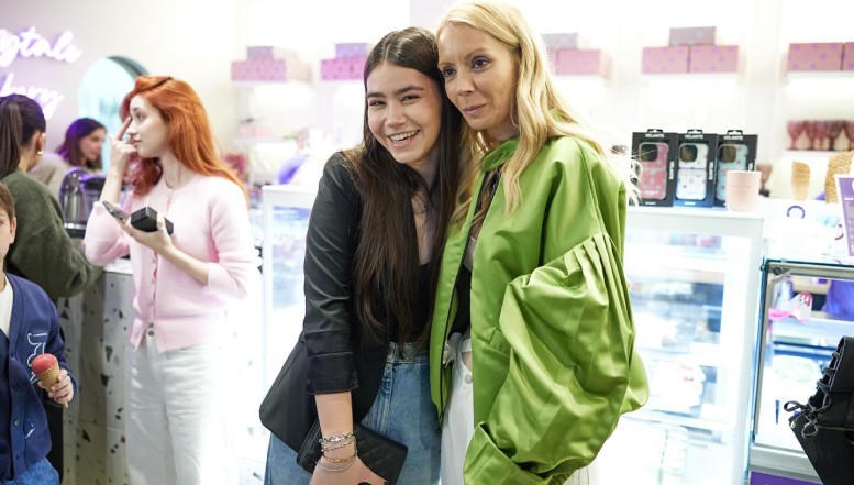 Un jurnalist dezvăluie vârsta exactă a „fetiței” lui Victor Ponta. Nu este vorba chiar despre un „copil”, ci de o tânără foarte aproape de vârsta majoratului. „Dacă războiul mai întârzia câteva zile, nu mai avea tac-su motive să se victmizeze pentru că n-a fost luată, peste rând, în rata de Dubai”