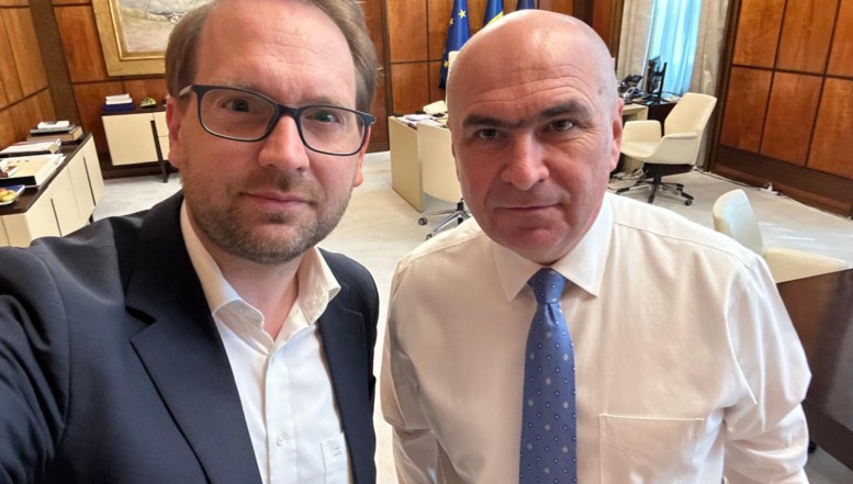Dominic Fritz acuză televiziunile de manipulare și respinge categoric ideea unor negocieri secrete cu PSD. „Nu vom mai face parte dintr-un guvern cu PSD. Nu există niciun fel de negocieri subterane despre asta”