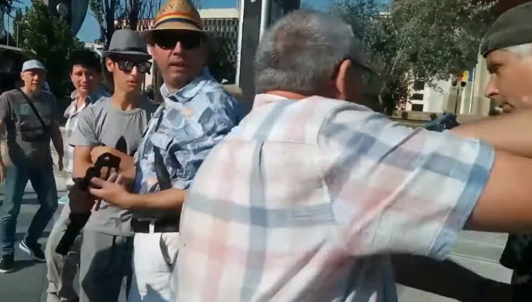 VIDEO Marian Ceaușescu, tâlhărit de un grup de manifestanți care cereau eliberarea "martirului" Dragnea. Memoria deținuților politic, murdărită de oamenii aduși de Gelu Vișan
