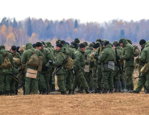 Soldații ruși care nu au bani să-și mituiască superiorii sunt trimiși pe linia frontului din Ucraina sau executați direct pentru a fi deposedați de armament care este apoi traficat. „Dacă nu ai bani, nu mai ești util în viață”. Dezvăluirile unui dezertor pentru propagandiștii ruși