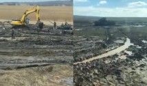 VIDEO. Situație dezastruoasă pe frontul rusesc! Tancurile Moscovei s-au împotmolit în noroaiele de la granița cu Ucraina și sunt scoase din mocirlă cu excavatorul