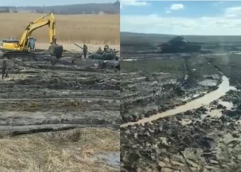 VIDEO. Situație dezastruoasă pe frontul rusesc! Tancurile Moscovei s-au împotmolit în noroaiele de la granița cu Ucraina și sunt scoase din mocirlă cu excavatorul