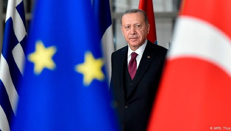 Coregrafie aiuritoare: oficiali ai UE și Erdogan anunță că Turcia ar fi ”deplin angajată” în aderarea la Uniune. Deși Turcia e mai degrabă apropiată de valorile politice ale Iranului și Rusiei decât de cele ale Uniunii Europene