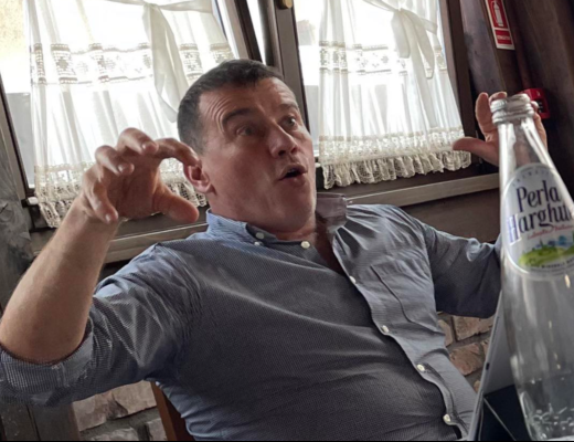 Fostul director al Teatrului Național din Târgu Mureș Gáspárik Attila îl descrie în termeni duri pe ministrul demisionar al Culturii, András Demeter: „derbedeu cu nume maghiar” și „mincinos” / „După 11 ani în funcția de manager general al Teatrul Național Târgu-Mureș, mi-am dat demisia și din cauza minciunilor sale”