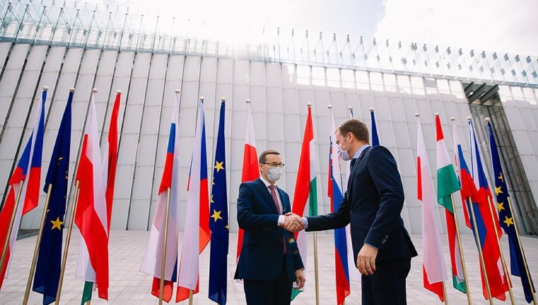 Polonia propune un Plan Marshall european și libertatea circulației în UE pentru Belarus. Putin a oferit un împrumut de 1,5 miliarde $ și apropierea de Rusia