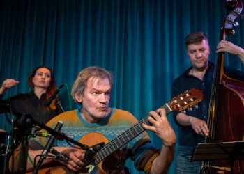 VIDEO. Un cunoscut muzician din Sankt Petersburg „a căzut” de la fereastră în timp ce organele de poliție îi percheziționau apartamentul / Solistul era suspectat de donații către armata ucraineană