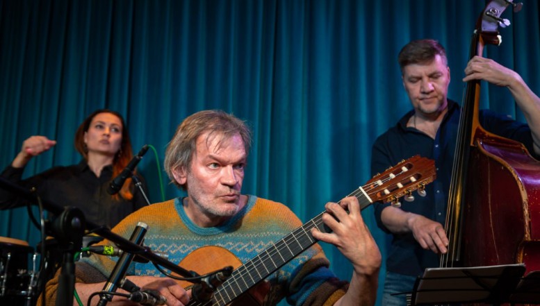 VIDEO. Un cunoscut muzician din Sankt Petersburg „a căzut” de la fereastră în timp ce organele de poliție îi percheziționau apartamentul / Solistul era suspectat de donații către armata ucraineană