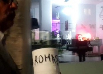 VIDEO. Pesedistul murdar la gură Lucian Romașcanu a primit un sul de hârtie igienică personalizată pe Calea Victoriei. Nervos, a aruncat darul și s-a urcat în Mercedesul parcat neregulamentar