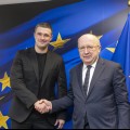 Comisarul european pentru Apărare, Andrius Kubilius, s-a declarat uimit de înlocuirea ministrului ucrainean Mihailo Fedorov, precizând că va cere explicații. Mii de ucraineni au ieșit în stradă în marile orașe pentru a protesta împotriva acestei demiteri șocante. Ei au scandat ca generalul Oleksandr Sîrskîi să fie cel demis