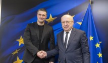 Comisarul european pentru Apărare, Andrius Kubilius, s-a declarat uimit de înlocuirea ministrului ucrainean Mihailo Fedorov, precizând că va cere explicații. Mii de ucraineni au ieșit în stradă în marile orașe pentru a protesta împotriva acestei demiteri șocante. Ei au scandat ca generalul Oleksandr Sîrskîi să fie cel demis