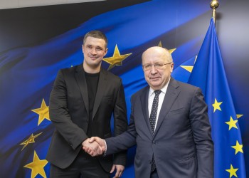 Comisarul european pentru Apărare, Andrius Kubilius, s-a declarat uimit de înlocuirea ministrului ucrainean Mihailo Fedorov, precizând că va cere explicații. Mii de ucraineni au ieșit în stradă în marile orașe pentru a protesta împotriva acestei demiteri șocante. Ei au scandat ca generalul Oleksandr Sîrskîi să fie cel demis