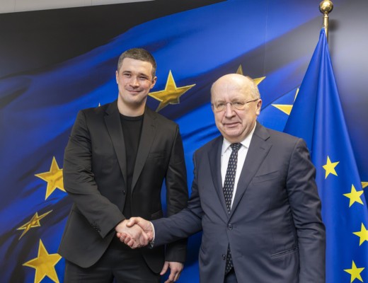 Comisarul european pentru Apărare, Andrius Kubilius, s-a declarat uimit de înlocuirea ministrului ucrainean Mihailo Fedorov, precizând că va cere explicații. Mii de ucraineni au ieșit în stradă în marile orașe pentru a protesta împotriva acestei demiteri șocante. Ei au scandat ca generalul Oleksandr Sîrskîi să fie cel demis