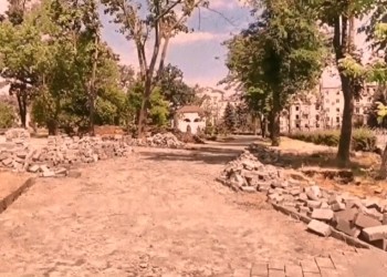 VIDEO: Rușii fură tot din Ucraina ocupată: plăcile de granit și pavajul unui parc din Mariupol, demontate și trimise în ”Republica Donețk”