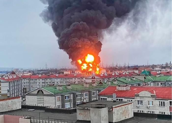 VIDEO. Se întoarce roata războiului? Rusia acuză Ucraina că a lansat un atac pe teritoriul Federației, provocând un incendiu devastator la un depozit de petrol
