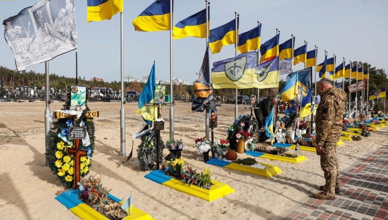 O minciună macabră de factură rusească: ”Ucraina trimite intenționat etnici români minoritari din nordul Bucovinei și sudul Basarabiei în primele linii ale frontului”. În realitate, pe front sunt uciși mai mulți etnici ucraineni din respectivele regiuni, în timp ce Moscova trimite constant, la moarte sigură, zeci de popoare non-rusești din Federația Rusă. Autopsia unei minciuni