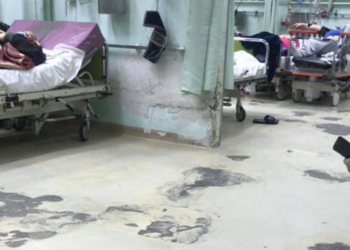 Imagini de coșmar din incinta Spitalului Județean din Ploiești, unde noaptea nu prea te bagă nimeni în seamă pentru că doctorii și asistentele au program de privit la televizor
