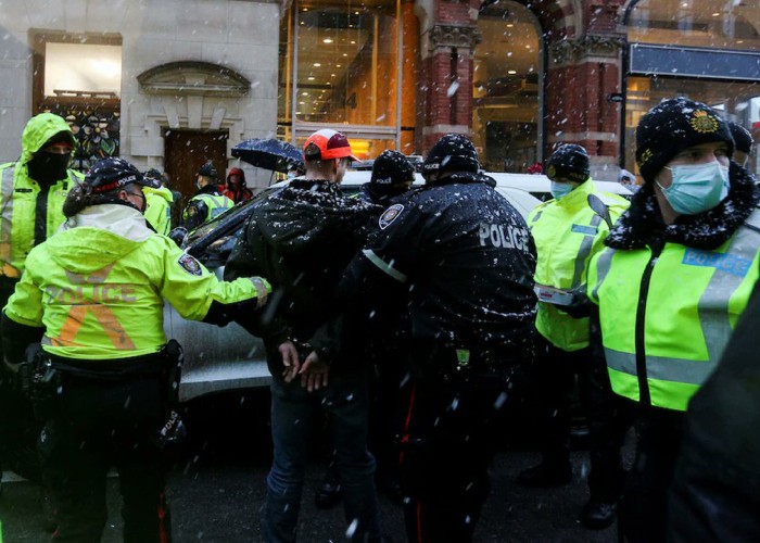 VIDEO. Protestele din Canada. Doi lideri ai mișcării „Convoiul Libertății” au fost arestați / Reacții dure din partea protestatarilor și susținătorilor acestora: „Trudeau, ești un trădător mizerabil!” / Elon Musk l-a comparat pe premierul canadian cu Hitler