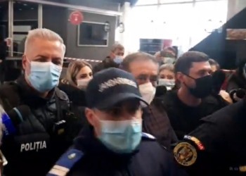 VIDEO Ioan Niculae a fost săltat de pe aeroport pentru a fi dus la Rahova. Un protestatar l-a luat la țintă: "Plătește-ți angajații, borfașule!"