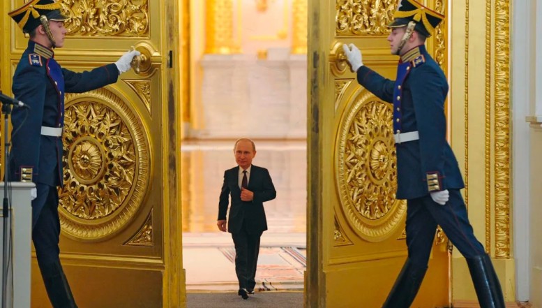 Putin cel mic NU are nimic din Petru cel Mare, oricât s-ar strofoca propaganda Kremlinului. Scriitorul Mark Galeotti îl demolează pe Putin