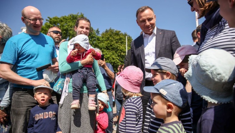 Poziție tranșantă a președintelui Poloniei în privința adopțiilor copiilor de către cuplurile LGBT, susținută surprinzător și de contracandidatul său la alegerile prezidențiale
