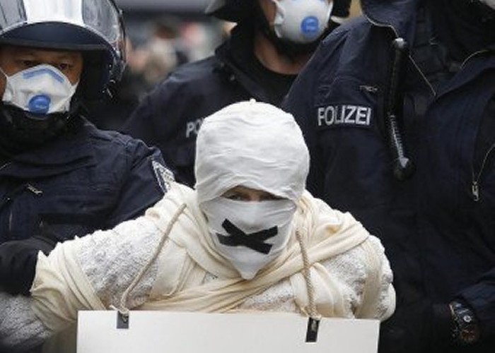 Haos la Berlin. Ciocniri sângeroase între negaționiști și forțele de ordine, în condițiile unei creșteri alarmante a numărului de infectări 