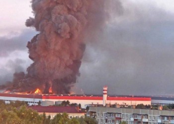 Moscova arde și fumegă în toate zările după ce Ucraina a lansat asupra ei peste 400 de drone. În cursul atacului au fost lovite un depozit de petrol și alte ținte conectate cu războiul de ocupație. Guvernatorul regiunii reclamă avarierea mai multor locuințe și obiective civile