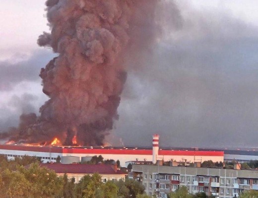 Moscova arde și fumegă în toate zările după ce Ucraina a lansat asupra ei peste 400 de drone. În cursul atacului au fost lovite un depozit de petrol și alte ținte conectate cu războiul de ocupație. Guvernatorul regiunii reclamă avarierea mai multor locuințe și obiective civile