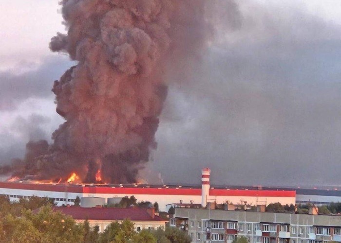 Moscova arde și fumegă în toate zările după ce Ucraina a lansat asupra ei peste 400 de drone. În cursul atacului au fost lovite un depozit de petrol și alte ținte conectate cu războiul de ocupație. Guvernatorul regiunii reclamă avarierea mai multor locuințe și obiective civile