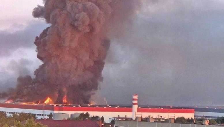 Moscova arde și fumegă în toate zările după ce Ucraina a lansat asupra ei peste 400 de drone. În cursul atacului au fost lovite un depozit de petrol și alte ținte conectate cu războiul de ocupație. Guvernatorul regiunii reclamă avarierea mai multor locuințe și obiective civile