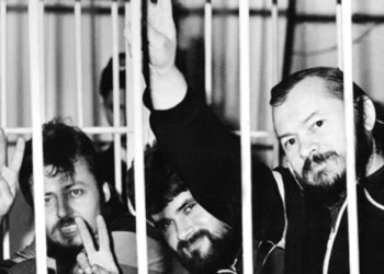 APEL: Decretați doliu și funeralii naționale pentru eroul Ilie Ilașcu! ”Te iubesc, popor român!” – sunt cuvintele rostite de Ilie al nostru în cușca rusească de la Tiraspol. Ilașcu nu s-a frânt și nu a trădat. E un simbol al rezistenței naționale românești în fața imperialismului rusesc Pomenirea lui în veci!