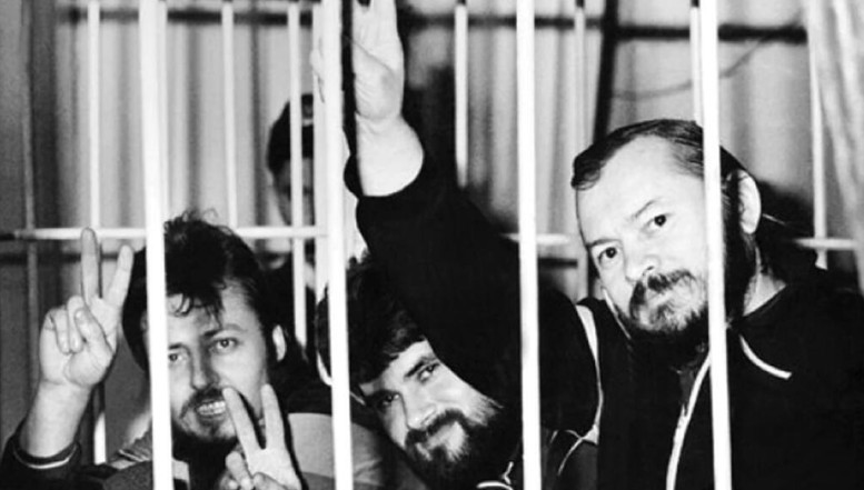 APEL: Decretați doliu și funeralii naționale pentru eroul Ilie Ilașcu! ”Te iubesc, popor român!” – sunt cuvintele rostite de Ilie al nostru în cușca rusească de la Tiraspol. Ilașcu nu s-a frânt și nu a trădat. E un simbol al rezistenței naționale românești în fața imperialismului rusesc Pomenirea lui în veci!