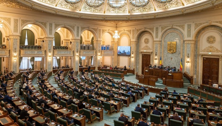 Proiectul USR privind reducerea la 300 a numărului de parlamentari, adoptat tacit în Senat! / Liderul senatorilor useriști nu este însă foarte optimist în privința șanselor actului normativ : „Va trece la Camera Deputaților și va fi vârât într-un sertar peste care se va așterne praful”