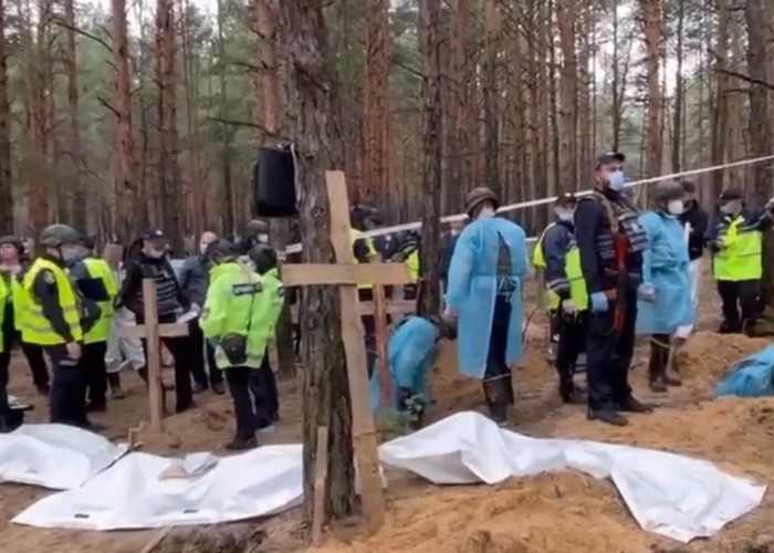 VIDEO. Masacrele de la Harkov. Cimitirul ororilor din pădurea de la Izium și cuștile groazei de la Kupiansk. Rușii n-au avut milă nici măcar de-ai lor, aruncând soldați răniți de vii în morminte / „Rusia nu lasă în urmă decât moarte şi suferinţă. Ucigaşi. Torţionari”