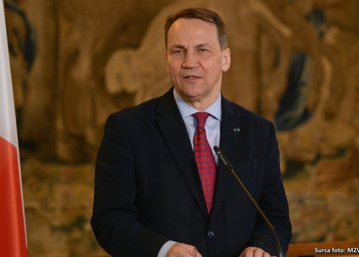 Propunerea ministrului Sikorski ca Polonia și România să doboare țintele rusești care zboară în proximitate, respectiv în spațiul aerian al Ucrainei, a stârnit controverse la Varșovia. Clarificările formulate de Ministerul de Externe al Poloniei / Opoziția exprimată de un oficial din cadrul Ministerului polonez al Apărării