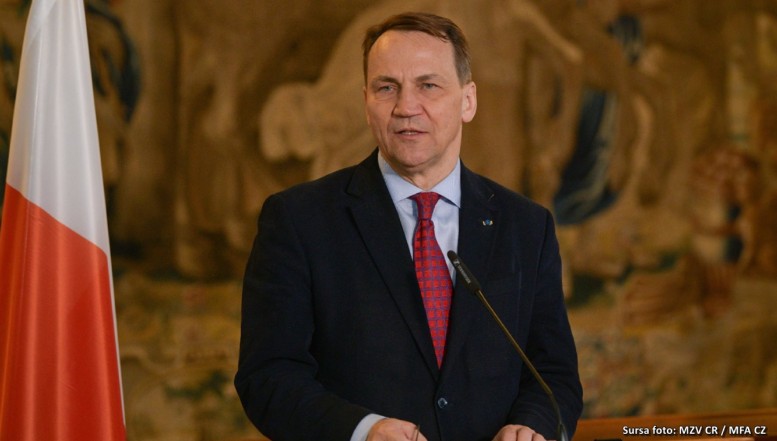 Propunerea ministrului Sikorski ca Polonia și România să doboare țintele rusești care zboară în proximitate, respectiv în spațiul aerian al Ucrainei, a stârnit controverse la Varșovia. Clarificările formulate de Ministerul de Externe al Poloniei / Opoziția exprimată de un oficial din cadrul Ministerului polonez al Apărării