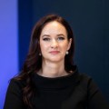 O stângistă radicală, pe punctul de a deveni prim-ministra Lituaniei. Asupra ei planează controverse privind modul în care vede relaționarea cu Rusia