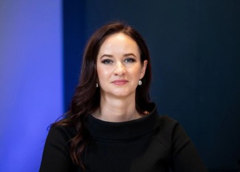 O stângistă radicală, pe punctul de a deveni prim-ministra Lituaniei. Asupra ei planează controverse privind modul în care vede relaționarea cu Rusia