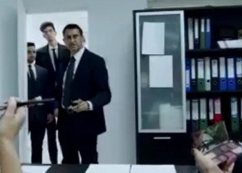 VIDEO Candidatul lui Ponta la Primăria Brașov, pe culmile misoginismului. Spotul electoral în care femeile sunt portretizate drept niște cărătoare de hârtii care se machiază toată ziua la job