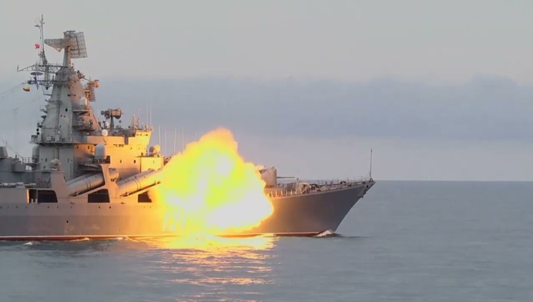 VIDEO. Ucrainenii au lovit cu două rachete cea mai importantă navă din flota rusă a Mării Negre. Crucișătorul Moskva, nava înjurată de militarii ucraineni de pe Insula Șerpilor, arde și a fost grav avariat