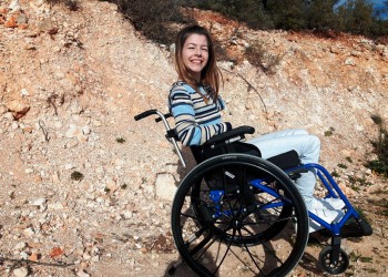Tânără cu dizabilități locomotorii și mama sa, batjocorite de șoferii STB / Teo este o persoană genială care nu a lăsat afecțiunea de care suferă să-i impună limite, reușind să ajungă studentă la Medicină în Madrid după ce a susținut examenul de admitere cu nasul