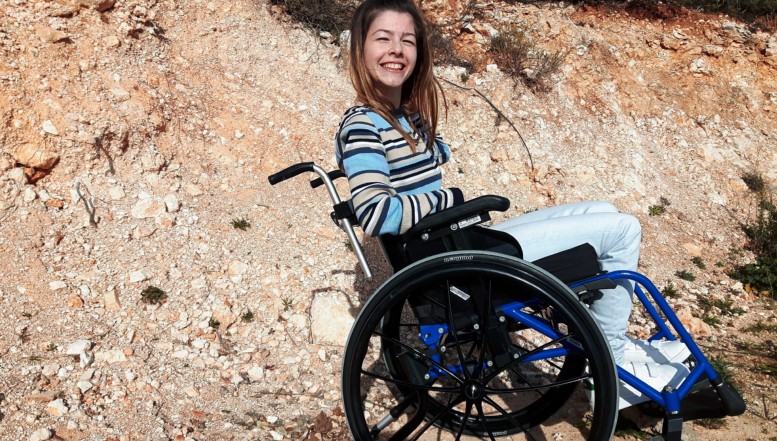 Tânără cu dizabilități locomotorii și mama sa, batjocorite de șoferii STB / Teo este o persoană genială care nu a lăsat afecțiunea de care suferă să-i impună limite, reușind să ajungă studentă la Medicină în Madrid după ce a susținut examenul de admitere cu nasul