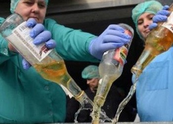COVID-19. Grecia urmează exemplul Poloniei: folosește alcoolul confiscat de autorități pentru dezinfectare