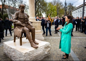 VIDEO. Provocatoarea rusofilului rasist Viktor Orban, care se crede președinta etnicilor maghiari din România, a fost huiduită la Carei. „Ieși afară, ordinaro!”