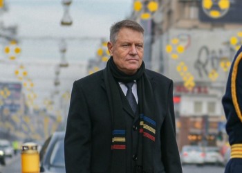 VIDEO. Moment stânjenitor. Klaus Iohannis a fost făcut „criminal” în timpul depunerii unei corone de flori la monumentul eroilor din Piața Universității