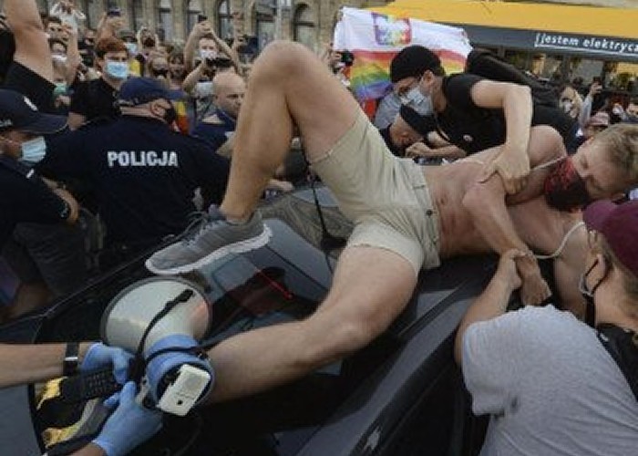 Schimb dur de replici între oficialii polonezi și cei europeni după arestarea militantului LGBT Michał Szutowicz, alias Margaret sau Margot. ”Curcubeul” violenței 