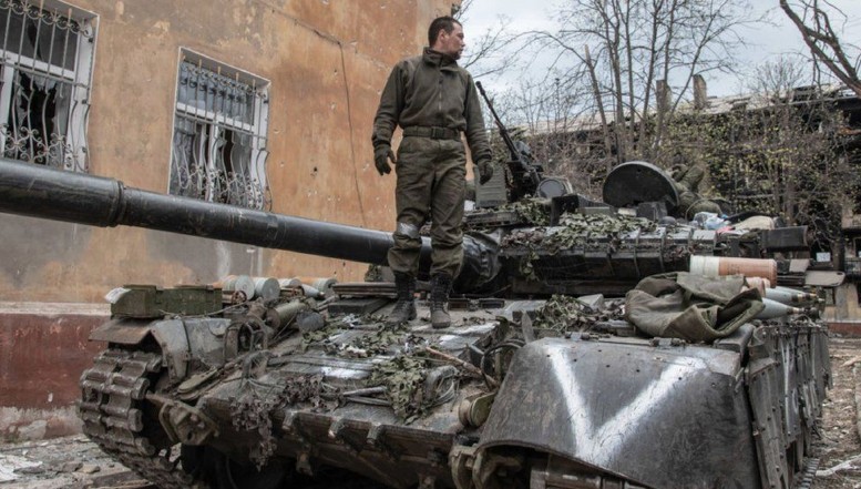 Totul pentru vodcă, totul pentru înfrângere! În Ucraina, rușii își dezmembrează tancurile și le vând piesele în schimbul băuturilor alcoolice