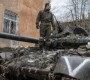 Totul pentru vodcă, totul pentru înfrângere! În Ucraina, rușii își dezmembrează tancurile și le vând piesele în schimbul băuturilor alcoolice
