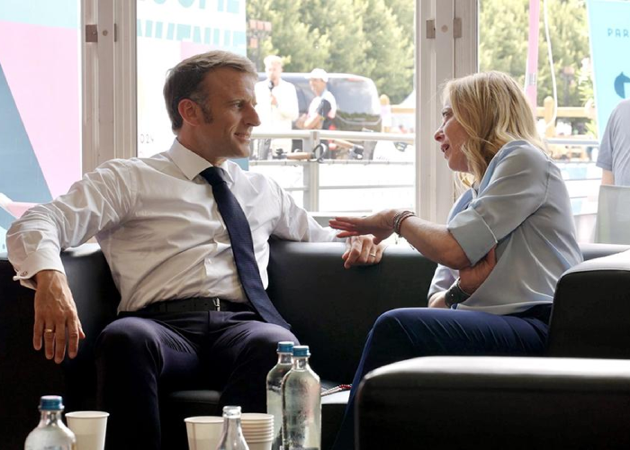 Schimb de replici dure între Macron și Meloni după uciderea tânărului naționalist francez Quentin Deranque. Liderul Franței îi cere premierului italian, pe un ton virulent, să-și vadă de propria țară. Meloni făcuse referire la cumpliții „ani de plumb” ai Italiei când dezbaterea politică s-a radicalizat, iar înfruntările dintre extremiști au umplut orașele de sânge